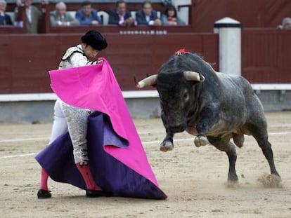 Fernando Roble&ntilde;o recibe con el capote a su segundo toro en Las Ventas.