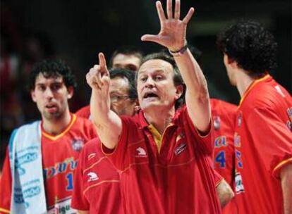 Aíto García Reneses da instrucciones a sus jugadores durante un partido de la selección española.