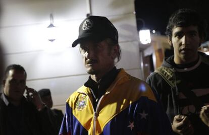 Sean Penn, durante una vigilia por la salud de Hugo Ch&aacute;vez en La Paz.