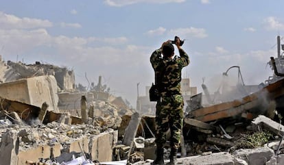 Un soldado sirio, en uno de los edificios derribados por el ataque de EE UU, Francia y Reino Unido al norte de Damasco el 14 de abril de 2018.