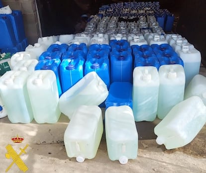 Decenas de garrafas de gasolina incautadas en Adra y El Ejido (Almería) por la Guardia Civil.