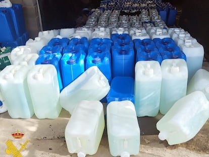 Garrafas de gasolina incautadas en Adra y El Ejido (Almería) por la Guardia Civil