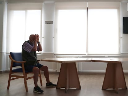 Un hombre se emociona al ver a su mujer después de tres meses de confinamiento, en una residencia en la Comunidad de Madrid.