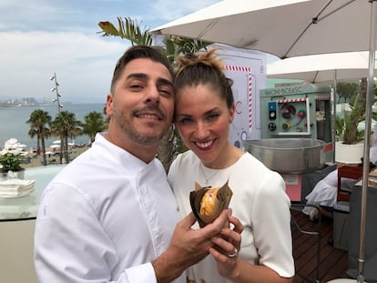 ALEJANDRA RIVAS Y JORDI ROCA CON SU HELADO FRÍO/ CALIENTE / CAPEL 