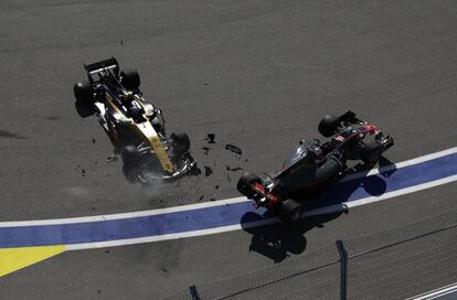 El monoplaza de Romain Grosjean (derecha), en el aires, después de colisionar con Jolyon Palmer.