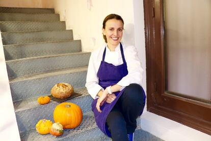 Ejerció como modelo profesional, pero Begoña Fraire enseguida descubrió que su verdadera vocación era la cocina. Comenzó de manera autodidacta, aunque más tarde se formó en el Basque Culinary Center y en la cocina de El Celler de Can Roca. Lo primero que montó fue el catering Carta y Menú, que más tarde se convirtió en Seis Ocho, concepto que evolucionó en un restaurante más ambicioso en cuanto a oferta gastronómica. 
