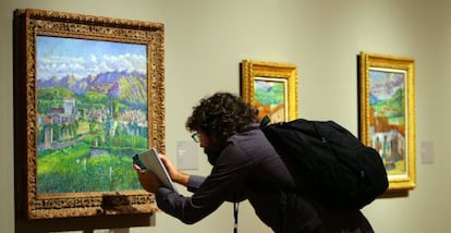 Un visitante observa las pinturas de Darío de Regoyos en el Museo de Bellas Artes de Bilbao. 