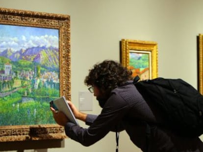 Un visitante observa las pinturas de Darío de Regoyos en el Museo de Bellas Artes de Bilbao. 