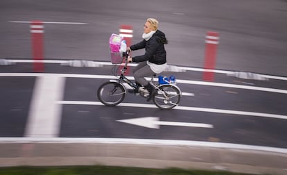 Una persona circula amb la seva bicicleta pel carril bici.