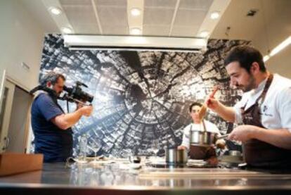 El codirector del documental 'Mugaritz BSO', Juantxo Sardon, grabando en el restaurante.