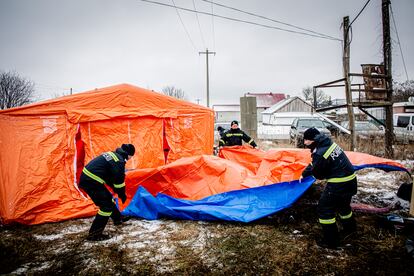 Putting up emergency tents in Siret, Romania for Ukrainian refugees. 