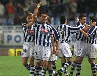 Los jugadores de la Real Sociedad celebran un gol.