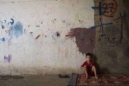 Un niño refugiado en la antigua prisión de Aqrah, en el Kurdistán