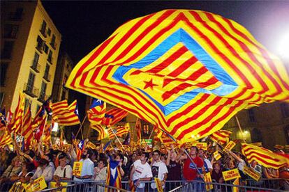 Los aficionados hacen ondear la <i>senyera</i> y vitorean a los ganadores del Mundial B de hockey sobre patines, el pasado lunes en la plaza de Sant Jaume.