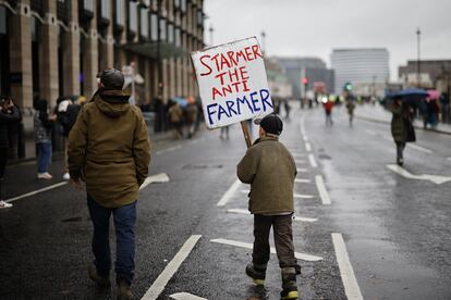 Un ni?o con una pancarta contra Keir Starmer en la manifestacin de agricultores y ganaderos del 19 de noviembre en Londres.