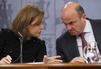 GRA245. MADRID, 28/02/2014.- La vicepresidenta del Gobierno, Soraya S&aacute;enz de Santamar&iacute;a, conversa con el ministro de Econom&iacute;a y Competitividad, Luis de Guindos, durante la rueda de prensa posterior a la reuni&oacute;n del Consejo de Ministros que ha aprobado hoy un nuevo paquete de medidas para mejorar la financiaci&oacute;n de las empresas y otras destinadas a regular las entidades de capital riesgo y las de inversi&oacute;n colectiva. EFE/Chema Moya