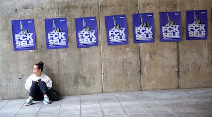 Carteles contra la Prueba de Acceso a la Universidad en el campus de la Universidad de País Vasco en San Sebastián (Gipuzkoa).