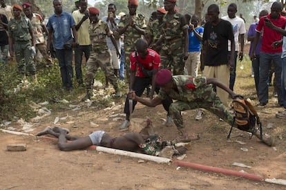 IM&Aacute;GENES QUE PUEDEN HERIR LA SENSIBILIDAD DEL LECTOR. Una ceremonia militar presidida por el Presidente interino de la Rep&uacute;blica Centroafricana, Catherine Samba Panza, ha terminado violentamente despu&eacute;s de que los soldados lincharan hasta la  muerte a un hombre, sospechoso de ser exrebelde, seg&uacute;n periodistas de AFP. Los soldados han atacado a pedradas, golpes y pu&ntilde;aladas a un joven vestido de paisano hasta causarle la muerte. Posteriormente, su cad&aacute;ver ha sido arrastrado por las calle de Bangui. 