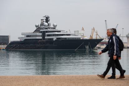 Este yate, el 'Crescent', fotografiado el 17 de marzo y propiedad de un oligarca ruso, ha sido bloqueado en el puerto de Tarragona como consecuencia de las sanciones occidentales a Rusia por la invasión de Ucrania.