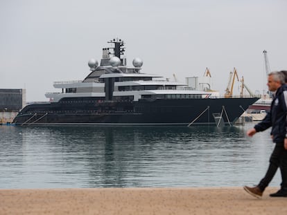 Este yate, el 'Crescent', fotografiado el 17 de marzo y propiedad de un oligarca ruso, ha sido bloqueado en el puerto de Tarragona como consecuencia de las sanciones occidentales a Rusia por la invasión de Ucrania.