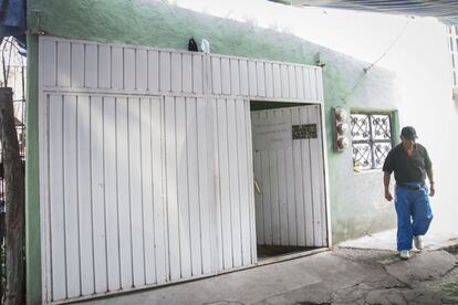 En la puerta de la calle se lee: “Los rosarios serán a las ocho de la noche. Gracias”.