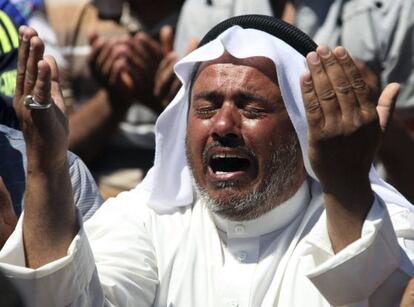 Un sun&iacute; reza durante una protesta contra el Gobierno y la violencia sectaria el viernes en Faluya. 