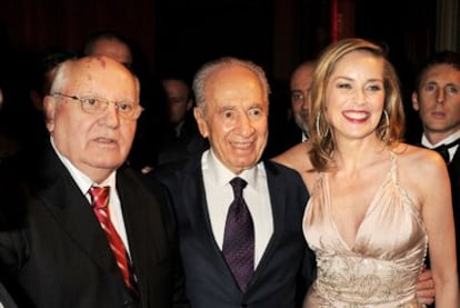 La actriz estadounidense posa sonriente con los dos políticos durante la gala Gorby 80, celebrada en honor del exmandatario ruso.