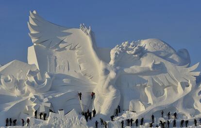 Trabajadores ultimando la escultura principal 'Canción de nieve de los Juegos Olímpicos de Invierno' del Festival de Harbin. Casi 10.000 personas han trabajado en la construcción de las 2.000 esculturas en hielo y nieve.