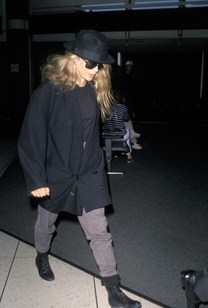 Los años noventa se consagran ya como los años en los que se impone el minimalismo y la idea de la libertad de movimientos en el ropero. Nace el 'look de aeropuerto' contemporáneo. (Photo by Ron Galella, Ltd./Ron Galella Collection via Getty Images)