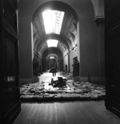 Protección de sacos terreros para esculturas y mesas de piedras duras, en el Museo del Prado, en octubre de 1936.