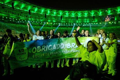 Atletas franceses levam uma faixa com a inscrição "Obrigado Brasil”, durante a cerimônia de encerramento.