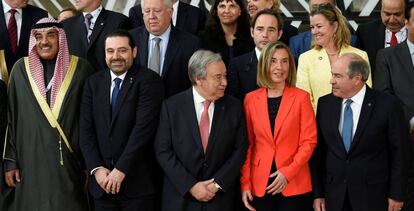 Federica Mogherini (centro) y Ant&oacute;nio Guterres (a su derecha), en una foto de familia de la conferencia de Bruselas.