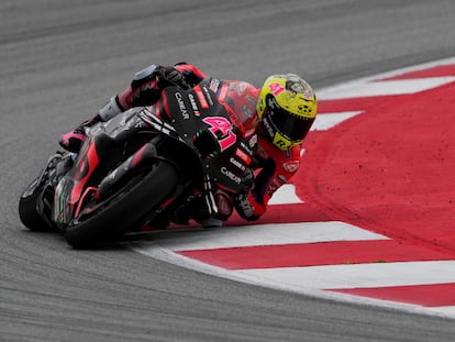 El piloto español Aleix Espargaró, Aprilia Racing Factory Team, este sábado durante la clasificación MotoGP del Gran Premio Monster Energy de Catalunya en el Circuit de Montmeló. EFE/ Alejandro García