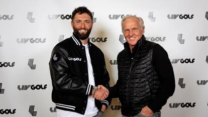 Jon Rahm y Greg Norman, consejero delegado de la liga saudí.