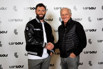 Jon Rahm y Greg Norman, consejero delegado de la liga saudí.