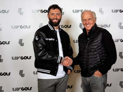 Jon Rahm y Greg Norman, consejero delegado de la liga saudí.