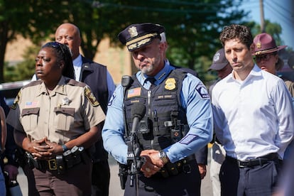 El jefe de policía de Minneapolis, Brian O' Hara (centro) y el alcalde Jacob Free, ofrecen una conferencia sobre el tiroteo.