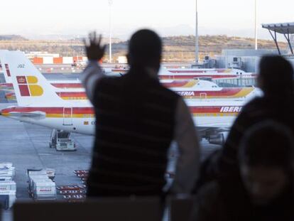 Viajeros en la T-4 del aeropuerto de Barajas.