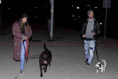 El futbolista Isco Alarc&oacute;n y la actriz Sara S&aacute;lamo paseando a su perros por un parque de Madrid en noviembre.
 