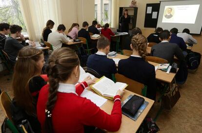 Ni&ntilde;os de Donetsk, en una clase de lengua y literatura ucraniana en 2016. 