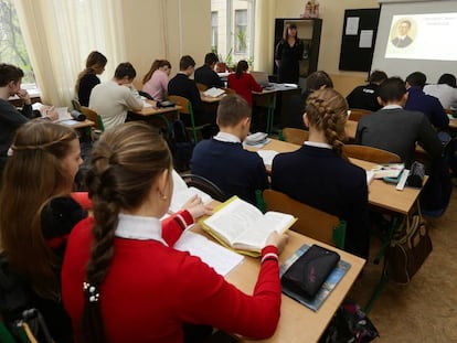 Ni&ntilde;os de Donetsk, en una clase de lengua y literatura ucraniana en 2016. 