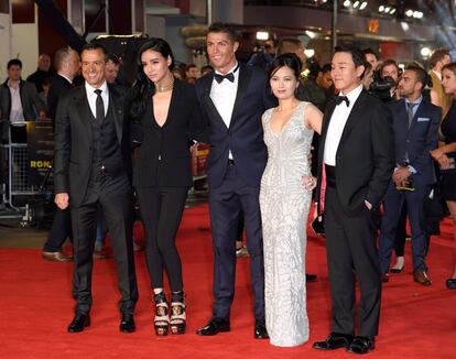 Cristiano Ronaldo (C) junto a la hija de Peter Lim, entre Mendes y Cristiano