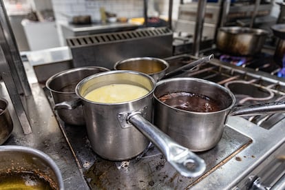 Varias cacerolas en el fuego de la cocina de Casa Maruka, en Palma.