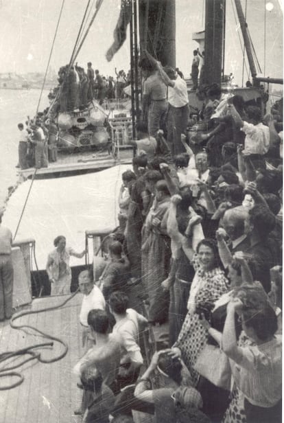 Un grupo de Exiliados arriba al Puerto de Veracruz en el Vapor Flandes.