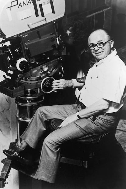 BILLY WILDER.
Puede sorprender que uno de los directores y guionistas más prolíficos y famosos del cine clásico (Con faldas y a lo loco, El crepúsculo de los dioses) no dominase el idioma que lo encumbró en el séptimo arte, pero así era. Como recordaba The New York Times en su necrológica de 2002, Wilder formaba parte de la primera hornada de miembros del cine alemán que huyeron de Hitler, y no sabía ni una palabra cuando llegó en 1934.