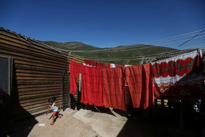 Una niña corre fuera de su casa próxima a la valla fronteriza que separa México y Estados Unidos, a las afueras de Tijuana (México).