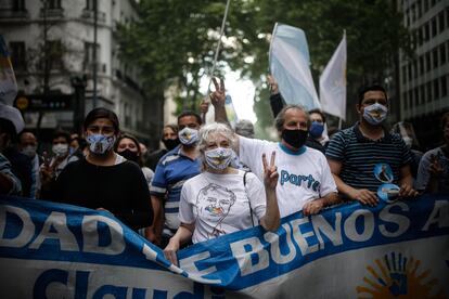 Un grupo de manifestantes avanza por una calle de Buenos Aires (Argentina) el Día de la Lealtad Peronista, este sábado.