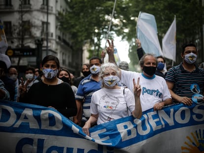 Un grupo de manifestantes avanza por una calle de Buenos Aires (Argentina) el Día de la Lealtad Peronista, este sábado.