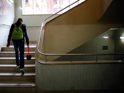 Un alumno sube las escaleras de la Facultad de Ciencias Químicas de Madrid.