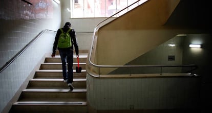 Un alumno sube las escaleras de la Facultad de Ciencias Químicas de Madrid.
